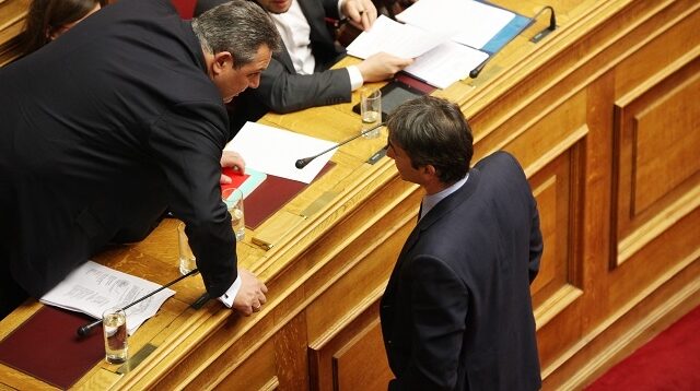 Οι τελευταίες εξελίξεις στο προσφυγικό στο τραπέζι των συζητήσεων Καμμένου – Μητσοτάκη