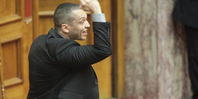 Θέλει ο χρυσαυγίτης να κρυφτεί και ο ναζί δεν τον αφήνει