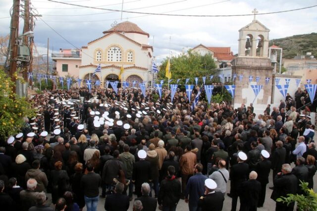 ‘Ήσουν γενναίος, υποκλίνομαι’. Ανείπωτη θλίψη στην κηδεία του υποπλοίαρχου Κωνσταντίνου Πανανά
