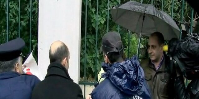 Νέο επεισόδιο έξω από το Μαξίμου. Επιχείρησαν να ανοίξουν πανό