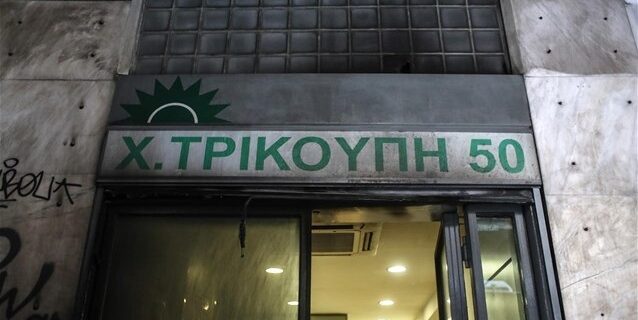 Επίθεση με μολότοφ στη διμοιρία των ΜΑΤ έξω από τα γραφεία του ΠΑΣΟΚ