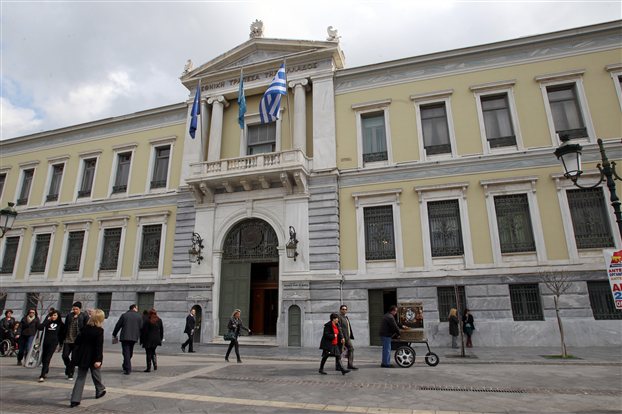 Καταθέτουμε τα μισά σχεδόν των δανείων μας