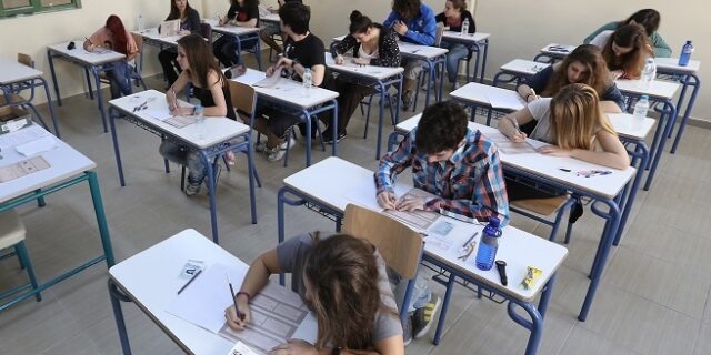 Τι αποσαφηνίζει το υπουργείο Παιδείας για τις φετινές απολυτήριες εξετάσεις λυκείου
