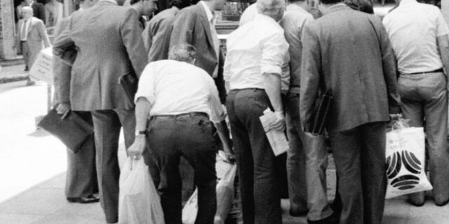 Μηχανή του Χρόνου: ‘Εδώ παπάς, εκεί παπάς’. Τα κόλπα, οι τσιλιαδόροι, οι κράχτες και οι αβανταδόροι