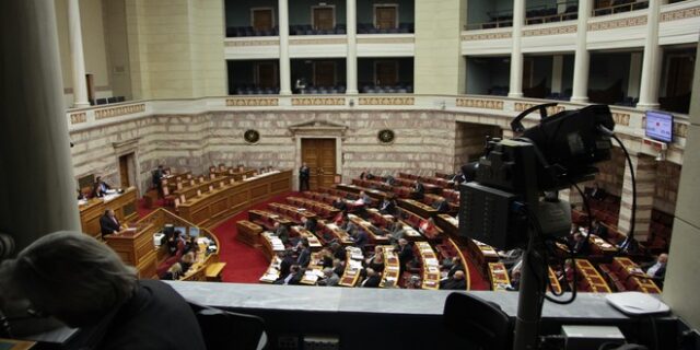 Ξαναφέρνει στη Βουλή το Μαξίμου το παράλληλο πρόγραμμα