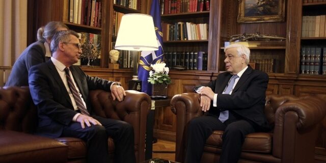 Ντε Μεζιέρ σε Παυλόπουλο: Αν δεν μειωθεί ο αριθμός των προσφύγων κινδυνεύει ολόκληρη η Ευρώπη