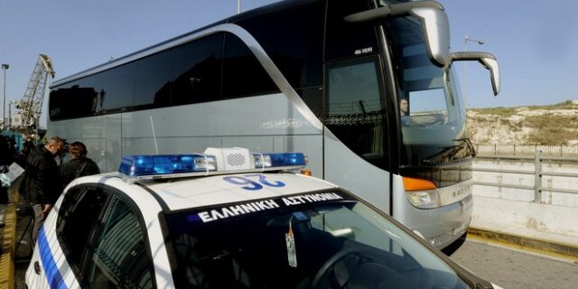 Πέντε λεωφορεία με πρόσφυγες έχει σταματήσει η Αστυνομία στα Τέμπη