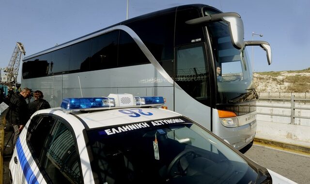 Πέντε λεωφορεία με πρόσφυγες έχει σταματήσει η Αστυνομία στα Τέμπη