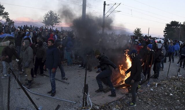 Χάος στην Ειδομένη: Οι Σκοπιανοί έριξαν δακρυγόνα σε γυναίκες και παιδιά