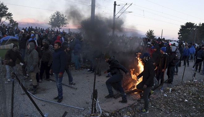Χάος στην Ειδομένη: Οι Σκοπιανοί έριξαν δακρυγόνα σε γυναίκες και παιδιά