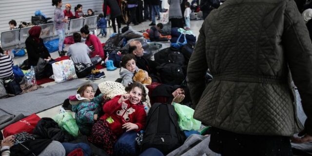 ‘Δείχνουν’ τους εργαζόμενους για την απαγόρευση εισόδου των ΜΜΕ στα κέντρα προσφύγων