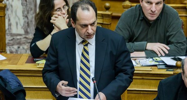Περικοπές σε δήθεν ‘άγονες’ αεροπορικές γραμμές προαναγγέλλει ο Σπίρτζης