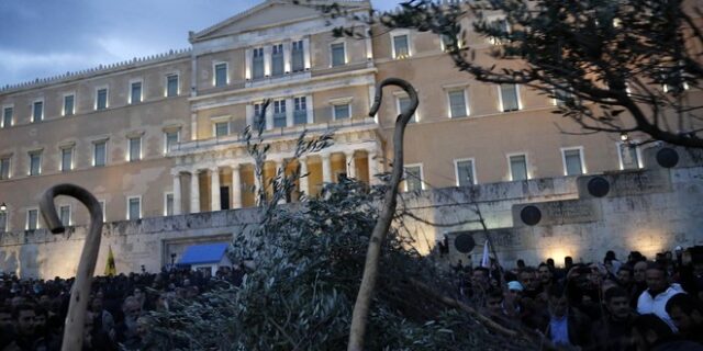 Μπήκαν στην πόλη τα τρακτέρ