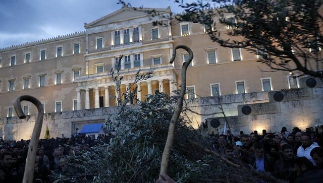 Μπήκαν στην πόλη τα τρακτέρ