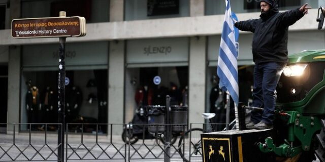 Η χώρα βυθίζεται κι εμείς παίζουμε το μουτζούρη