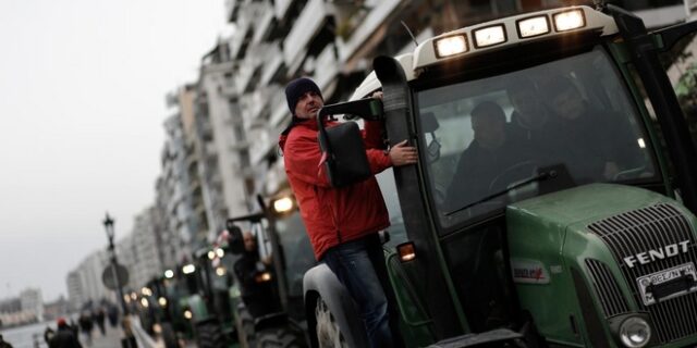 Αγρότες: Κόβουν την Ελλάδα στα δύο και ετοιμάζονται για απόβαση στην Αθήνα