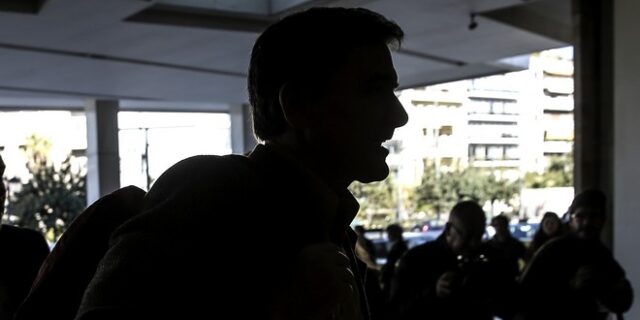Ξανά με την πλάτη στον τοίχο η Αθήνα