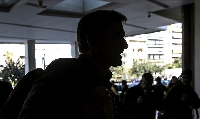 Ξανά με την πλάτη στον τοίχο η Αθήνα