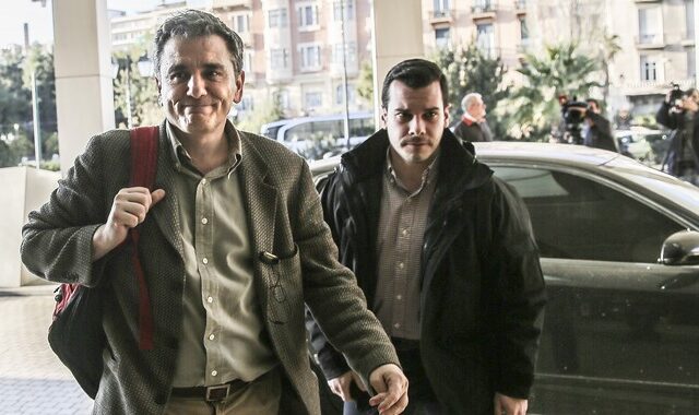 ‘Βροχή’ οικονομικών στοιχείων αποστέλλει στους δανειστές η Αθήνα