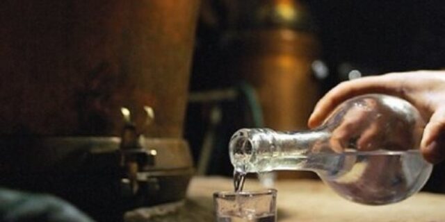 Εποχές ‘ποτοαπαγόρευσης’ θυμίζουν οι συλλήψεις για διακίνηση τσίπουρου