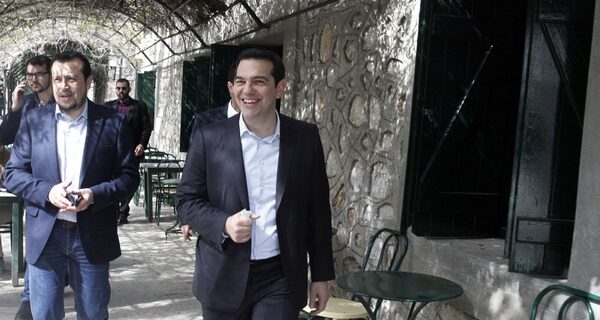 Με τα πόδια στο Μαξίμου ο Αλέξης Τσίπρας. Έκανε περίπατο στον Εθνικό Κήπο
