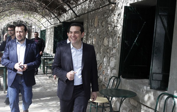 Με τα πόδια στο Μαξίμου ο Αλέξης Τσίπρας. Έκανε περίπατο στον Εθνικό Κήπο