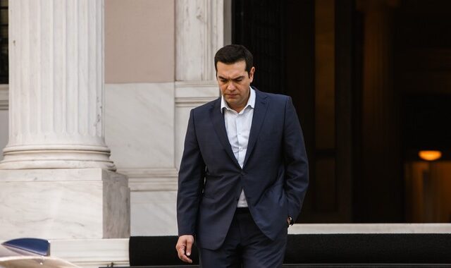 Πολιτική λύση ψάχνει το Μαξίμου