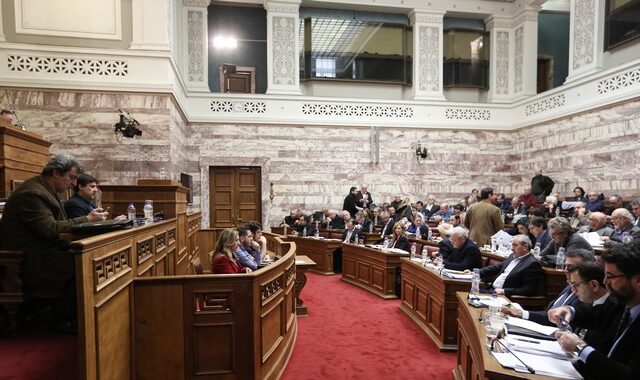 Εγκρίθηκε επί της αρχής από τις επιτροπές το ‘παράλληλο πρόγραμμα’. Αντιπολίτευση: ‘Παράλληλο δούλεμα’