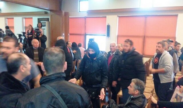 Ένταση και ξύλο στο Δημοτικό Συμβούλιο Βόλου