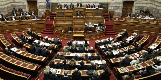 LIVE Εικόνα: Συμβούλιο πολιτικών αρχηγών για το προσφυγικό ανακοίνωσε ο Τσίπρας