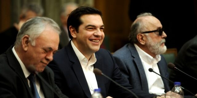 Τσίπρας έτοιμος για όλα: Σύγκρουση για τις τηλεοπτικές άδειες με τη διαπλοκή και άνοιγμα στους αγρότες