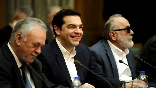 Τσίπρας έτοιμος για όλα: Σύγκρουση για τις τηλεοπτικές άδειες με τη διαπλοκή και άνοιγμα στους αγρότες