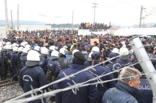 Επεισόδια στην Ειδομένη μεταξύ προσφύγων – αστυνομίας