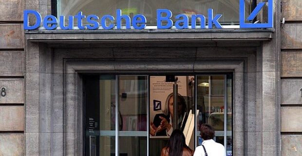 Moody’s: Υπό αναθεώρηση για πιθανή υποβάθμιση η Deutsche Bank