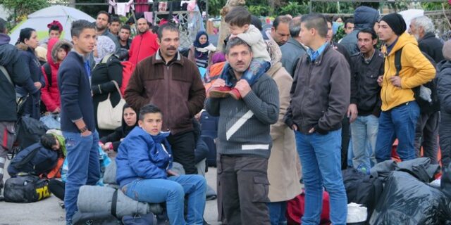 La Repubblica: Η Ελλάδα ωθεί πρόσφυγες στην Αλβανία