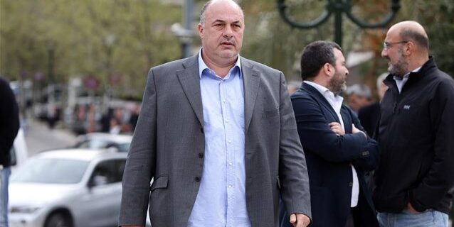 Ο Μπέος σε ρόλο… Οβελίξ