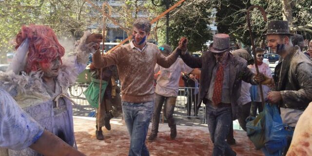 Ο ‘αλευρωμένος Περιφερειάρχης’ διασκέδασε στο κέντρο της Αθήνας
