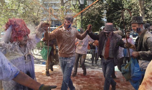 Ο ‘αλευρωμένος Περιφερειάρχης’ διασκέδασε στο κέντρο της Αθήνας