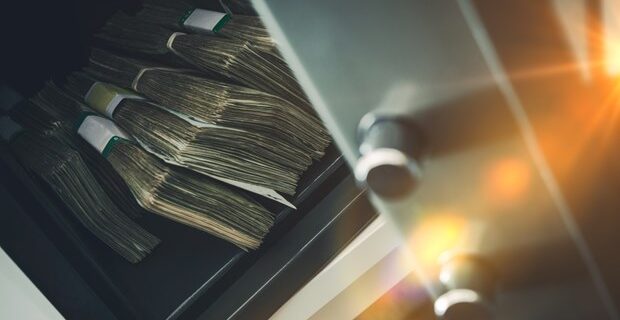 Αντίστροφη μέτρηση για το μπλόκο στις καταθέσεις εξωτερικού