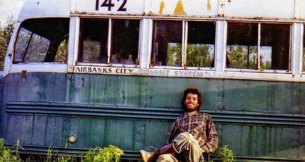 Μηχανή του Χρόνου: Ζωή στην άγρια φύση. Έμενε στο ‘Magic bus’ της Αλάσκας και η ζωή του έγινε ταινία από τον Σον Πεν