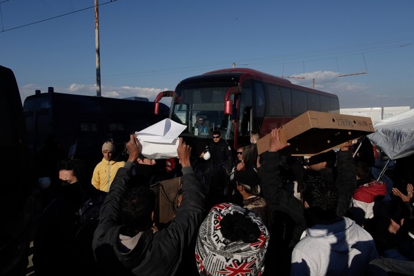 Με λεωφορεία μεταφέρονται οι πρώτοι πρόσφυγες από την Ειδομένη