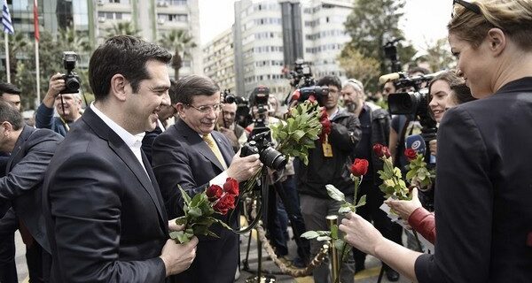 Τσίπρας και Νταβούτογλου μοίρασαν λουλούδια σε γυναίκες δημοσιογράφους
