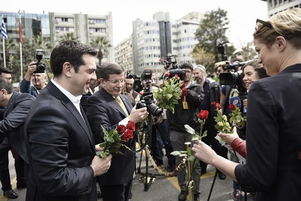 Τσίπρας και Νταβούτογλου μοίρασαν λουλούδια σε γυναίκες δημοσιογράφους