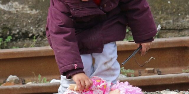 Ειδομένη: Παραμένουν στις γραμμές του τρένου οι πρόσφυγες που διαμαρτύρονται για τα κλειστά σύνορα