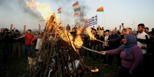 Χαμόγελα μέσα από τη λάσπη: Κούρδοι πρόσφυγες γιορτάζουν την ‘Πρωτοχρονιά’ και την αναγέννηση του λαού τους