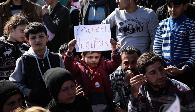 ‘Μέρκελ βοήθησέ μας’ το μήνυμα των προσφύγων από την Ειδομένη