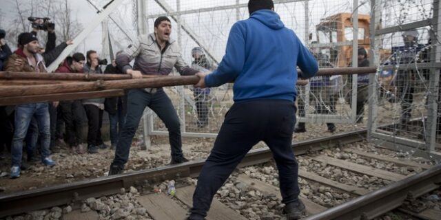 Ακινητοποιημένα τρένα στην Ειδομένη. Κλειστή η σιδερόφραχτη πόρτα λόγω των επεισοδίων