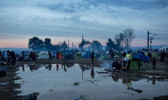 Στο έλεος της βροχής και της λάσπης οι πρόσφυγες στην Ειδομένη