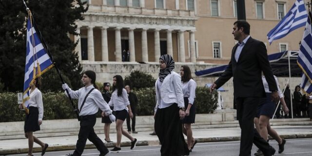 Με μαντίλα στην παρέλαση: Μήνυμα συνύπαρξης