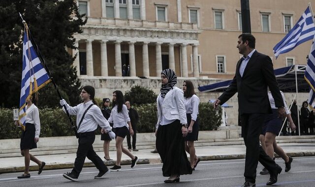 Με μαντίλα στην παρέλαση: Μήνυμα συνύπαρξης